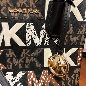 Michael Kors Mercer Medium Messenger Crossbody purse